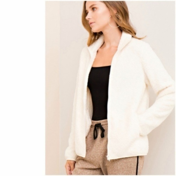 NEW Boutique Fuzzy Faux Fur Sherpa Fleece Full Zip Jacket Cream Winter Entro NWT - Picture 2 of 3